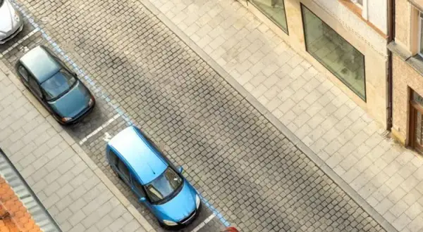 Ile chodnika przy parkowaniu? Poznaj zasady i uniknij mandatu