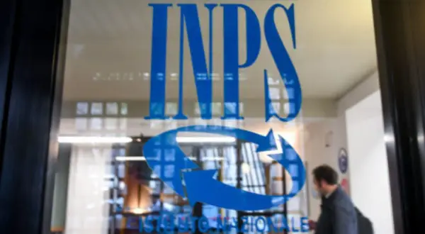 Ingresso INPS, dove si può richiedere la pensione anticipata per malattia oncologica. Un uomo entra nell'edificio.