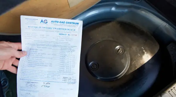 Dokument homologacji instalacji LPG w samochodzie, widoczna butla gazowa.