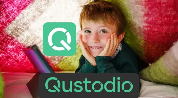 Uśmiechnięty chłopiec z tabletem, logo Qustodio symbolizuje kontrolę rodzicielską na komputerze.