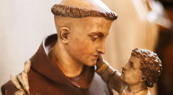 Figurka świętego Antoniego, patrona rzeczy zagubionych, z Dzieciątkiem Jezus na ręku.