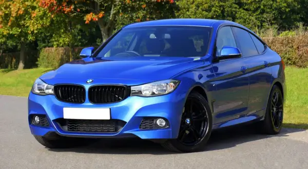 Coche azul BMW con matrícula blanca, ideal para consultar el matricular coche extranjero en España precio.