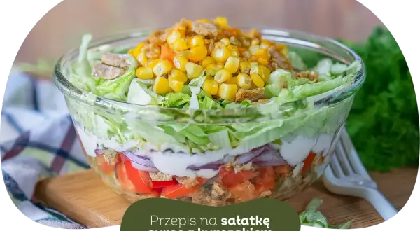 Warstwowa sałatka gyros z kurczakiem, kukurydzą i warzywami. Idealna na szybki obiad, gdy chcesz wiedzieć, jak zrobić sałatkę gyros.