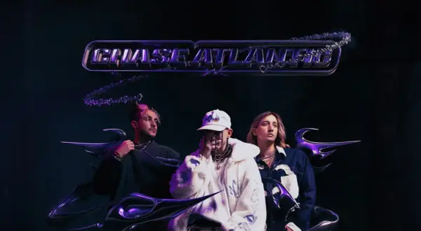 Chase Atlantic w Polsce: trzej artyści w mrocznej, metalicznej oprawie, z fioletowymi, futurystycznymi elementami.