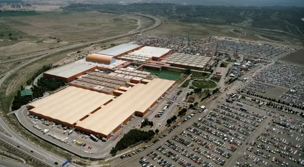 Vista aérea del recinto ferial de Zaragoza, con amplios aparcamientos y edificios. Consulta el **horario recinto ferial Zaragoza** para planificar tu visita.