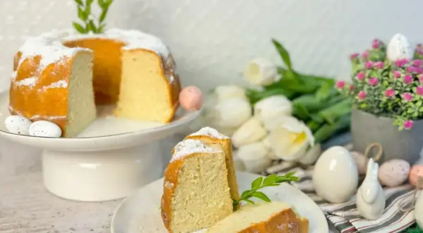 Puszysta babka z białek, oprószona cukrem pudrem, idealna na Wielkanoc. Wygląda jak najlepsza babka z białek, jaką można sobie wymarzyć!