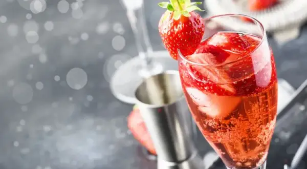 Najlepsze drinki z winem, które zaskoczą Twoich gości
