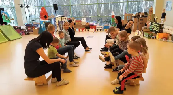 Kreatywne zabawy dla dzieci i rodziców w przedszkolu – jak zorganizować niezapomniane aktywności