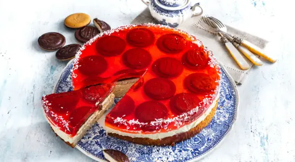 Pyszne ciasto z delicjami i bitą śmietaną – proste przepisy na deser