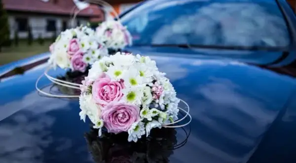Jak udekorować samochód do ślubu – praktyczne porady i inspiracje na eleganckie dekoracje