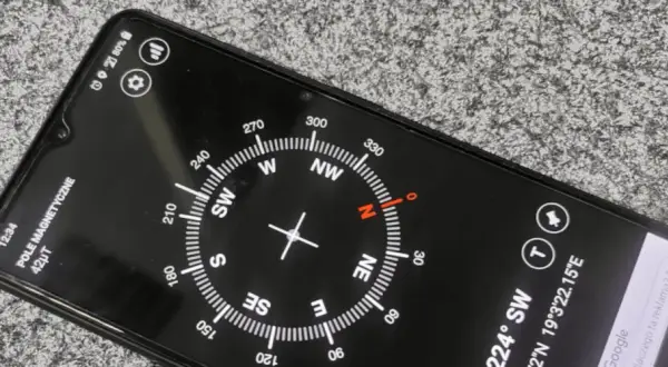 Jak posługiwać się kompasem w telefonie, aby uniknąć błędów i zgubienia się