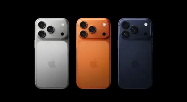 Trzy telefony w kolorach srebrnym, pomarańczowym i granatowym. Czy to zapowiedź iPhone 18 kiedy?