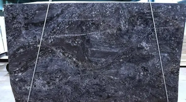 Ile kosztuje blat kamienny? Sprawdź ceny i ukryte koszty montażu