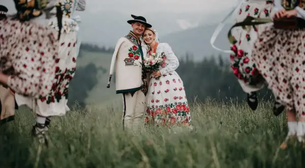 Para młoda w strojach ludowych, otoczona tańczącymi kobietami. W murowanej piwnicy nuty mogłyby opowiadać historię tej góralskiej tradycji.