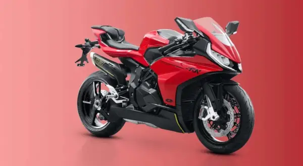 Sportowy, czerwony motocykl z czarnymi akcentami, przypominający nowoczesne chińskie motocykle.