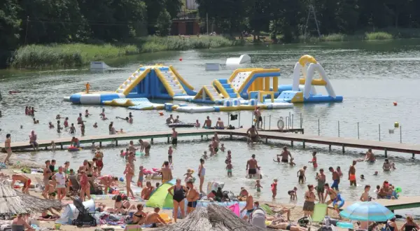 Sieraków jezioro atrakcje: dmuchane zjeżdżalnie i tory wodne przyciągają tłumy plażowiczów.