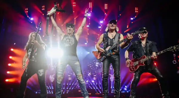 Koncertowa inwazja mocy Scorpions! Czterech gitarzystów na scenie, światła, energia i rock'n'roll.