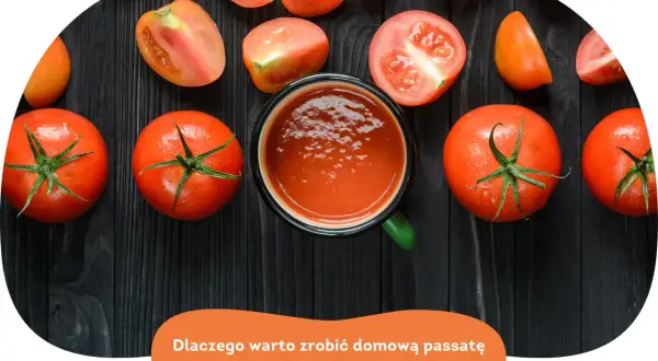 Świeże pomidory i kubek domowej passaty pomidorowej. Poznaj przepis na najlepszą passatę!