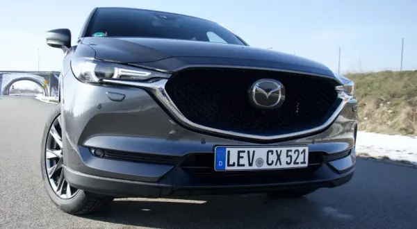 Szara Mazda CX-5 z tablicą LEV CX 521. Czy negatywne opinie o tym modelu są uzasadnione?