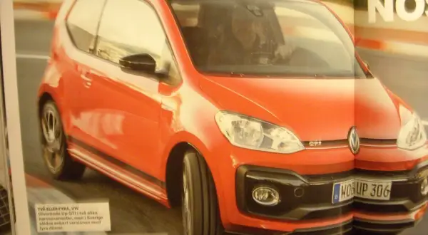 En röd VW Up GTI med sportiga detaljer. Bilen har en GTi-logotyp och en nummerplåt som lyder "HOB UP 306".