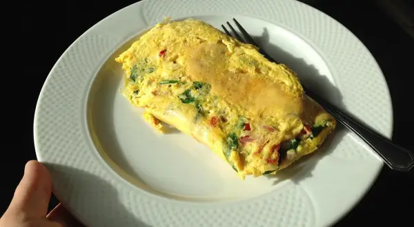 Pyszny omlet na słono z warzywami, idealny na szybkie śniadanie. Ten przepis na omlet na słono jest prosty i szybki.