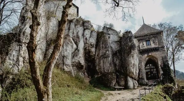Kamienny zamek na skale, ukryty wśród drzew. Odkryj nieznane miejsca w Małopolsce, jak ten zapomniany zamek.