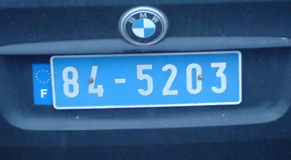 Plaque immatriculation bleue avec le sigle "F" et des étoiles européennes, typique de la France. Le numéro est 84-5203.