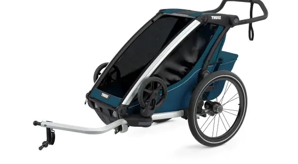 En blå cykelvagn XXL från Thule, redo för äventyr med barnen.