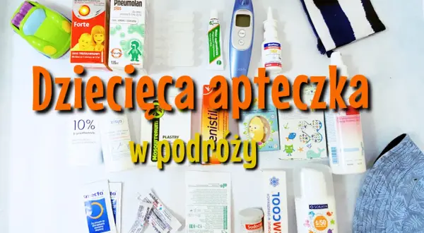 Apteczka na wakacje z dzieckiem: leki, termometr, spray na komary, plastry i krem.