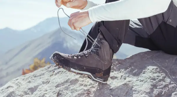 Wybierasz jakie buty w Tatry? Solidne, wysokie trekkingowe buty na kamienistym szlaku, gotowe na górskie wyzwania.