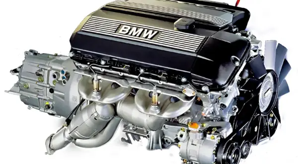 Silnik BMW M47 z turbosprężarką i skrzynią biegów.