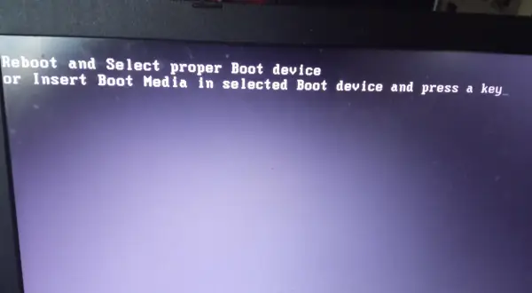 Komunikat na ekranie laptopa: "Reboot and Select proper Boot device or Insert Boot Media in selected Boot device and press a key". To oznacza, że komputer nie może znaleźć systemu operacyjnego i trzeba go uruchomić ponownie (reboot).