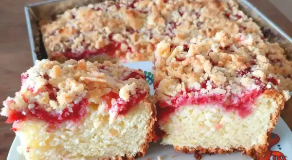 Pyszna babka z truskawkami i kruszonką, pachnąca latem i domem. Idealna na deser.