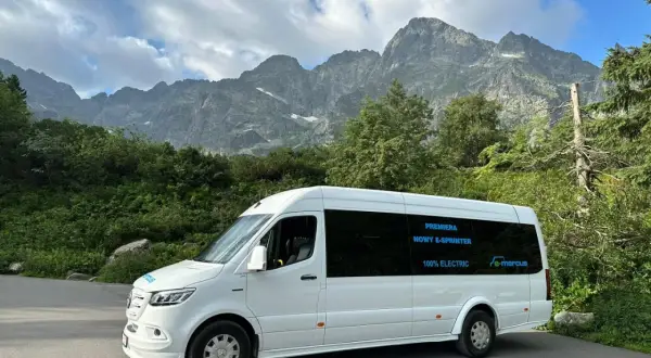 Biały elektryczny bus e-mercus czeka na turystów przy Morskim Oku. Sprawdź cennik meleksy i podziwiaj Tatry!