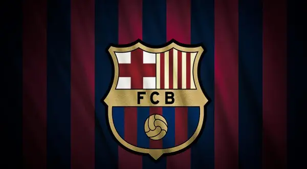 Herb FC Barcelony na tle pasów, symbol dumy i hymn Barcelony.