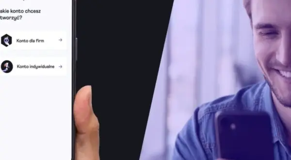 Młody mężczyzna uśmiecha się, trzymając smartfon, na którym widać ekran aplikacji bankowej z pytaniem "Jakie konto chcesz tworzyć?". Idealne konto na selfie!