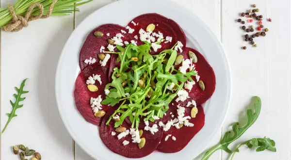 Carpaccio z buraka przepis: cienkie plastry buraka, rukola, ser feta, pestki dyni i słonecznika. Pyszna i zdrowa przekąska.