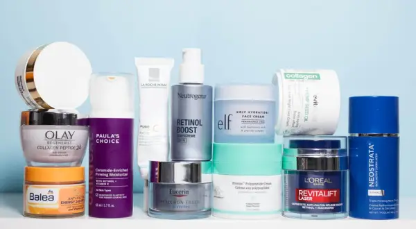 Hautpflegeprodukte mit Vitamin C und Retinol, die helfen, welche Vitamine gegen Falten wirken.