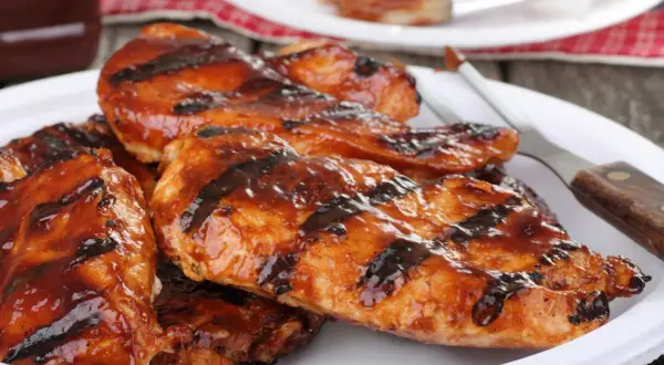 Soczyste kawałki kurczaka w sosie BBQ, idealne na grilla. Marynata do kurczaka na grilla nada im wspaniały smak.