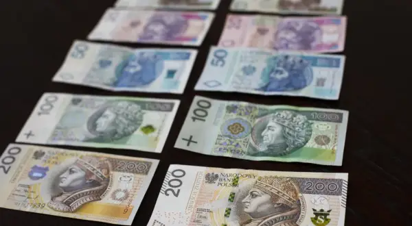 Zastanawiasz się, gdzie wymienić stare banknoty polskie? Na zdjęciu polskie złotówki: 200, 100, 50.