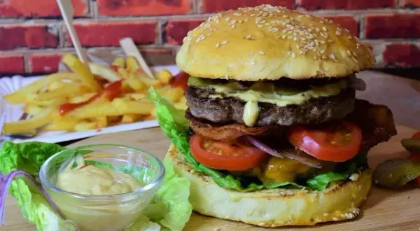 Z jakiego kraju pochodzi hamburger? Odkryj jego fascynującą historię