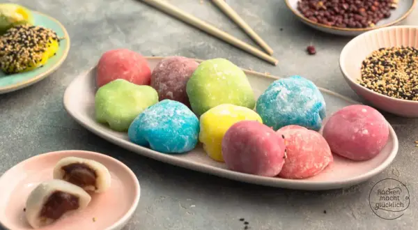 Bunte Mochi-Bällchen, ein köstliches Rezept für süße Leckereien. Auf einem Teller liegen sie in verschiedenen Farben, bereit zum Genießen.