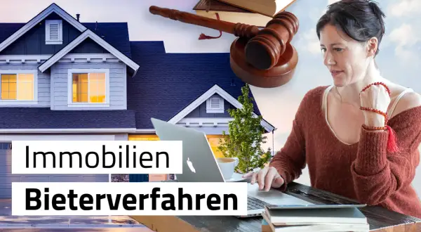 Eine Frau am Laptop, daneben ein Haus, ein Richterhammer und Bücher. Das Bild erklärt, was ist ein Bieterverfahren bei Immobilien.