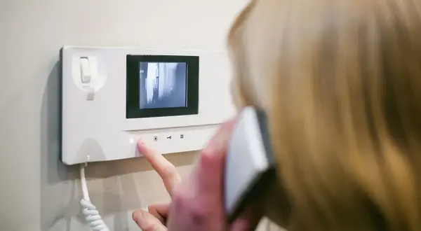 Gdzie domofon w domu? Oto najlepsze miejsca na jego montaż