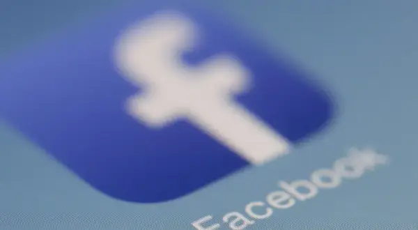 Ikona Facebooka. Dowiedz się, jak zablokować możliwość dodawania życzeń na FB, aby chronić swoją prywatność.