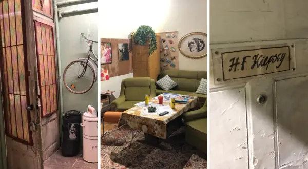 Wnętrze mieszkania z serialu "Świat według Kiepskich". Widać drzwi z witrażem, rower wiszący na ścianie, salon z zielonymi meblami i stolikiem, a także tabliczkę z napisem "H.F. Kiepscy".