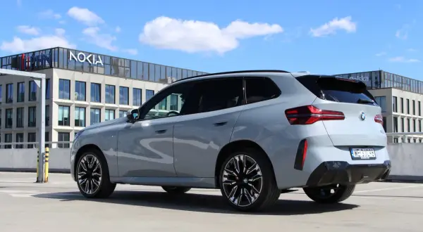 Szare BMW X3 na parkingu przed budynkiem Nokia. Zastanawiasz się nad jego spalaniem?