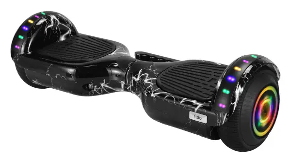 Czarny hoverboard z wzorem błyskawic i kolorowymi światłami LED, jeden z nowoczesnych urządzeń transportu osobistego.