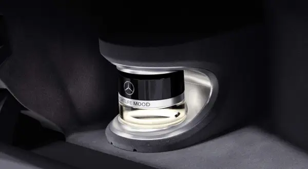 Elegancki mercedes benz perfume "Nightlife Mood" w samochodowym uchwycie.