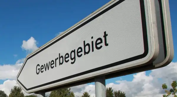 Wegweiser zum Gewerbegebiet. Hier könnten Unternehmen ansässig sein, die Gewerbesteuer zahlen.